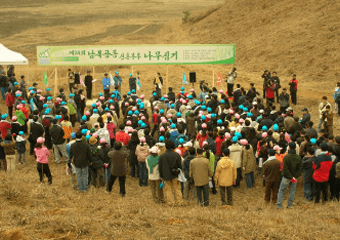 2015년 10월 13일 - 개성만월대 출토유물 특별 전시회 남북한에서 동시 개최.