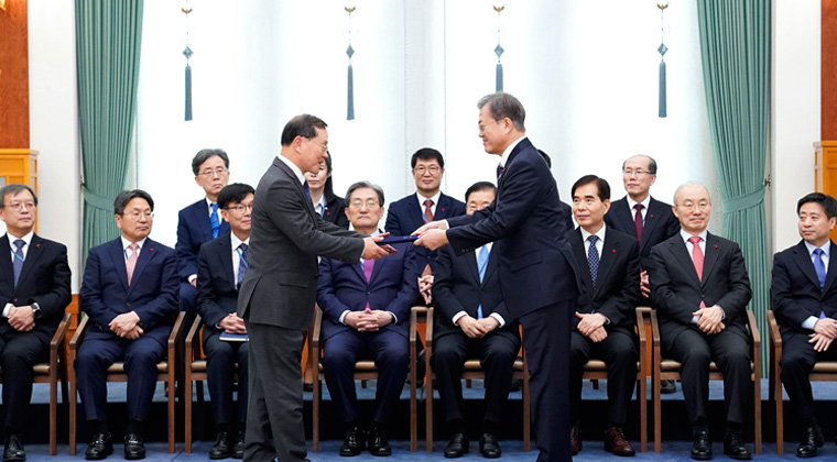 [포토] 김순은 위원장, 2기 위원장 위촉장 받아