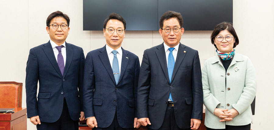 (왼쪽부터) 최승필 위원, 김헌영 총장, 유기홍 교육위원장, 김민희 위원