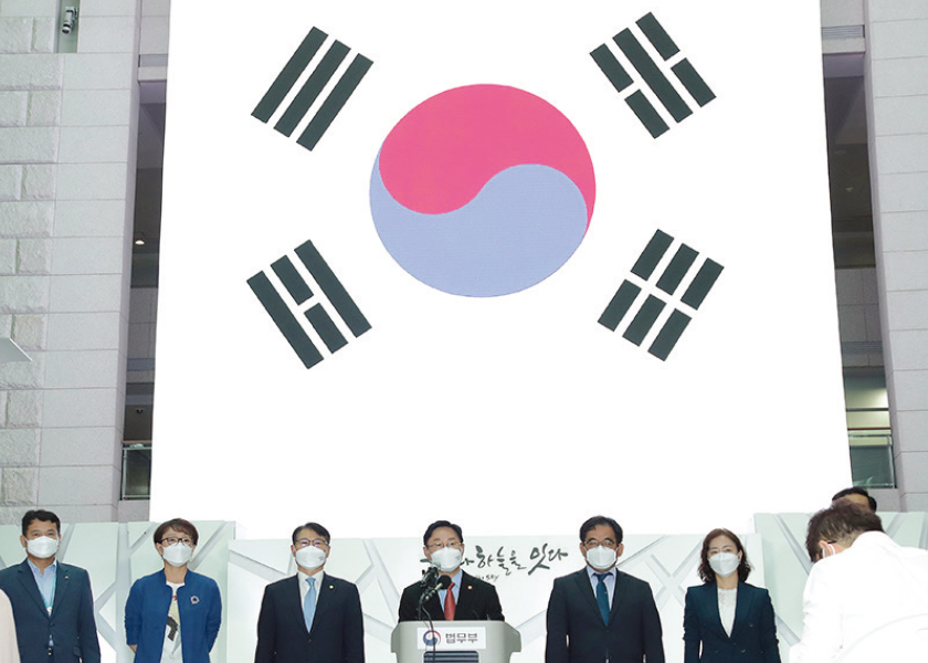 박범계 법무부 장관이 26일 인천국제공항에서 아프간 현지 조력자 및 가족들 한국 이송 관련 브리핑을 하고 있다(2021.08.27). 출처 : 법무부