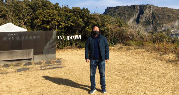 제주 성산의 4.3 희생자 추모비 앞에서