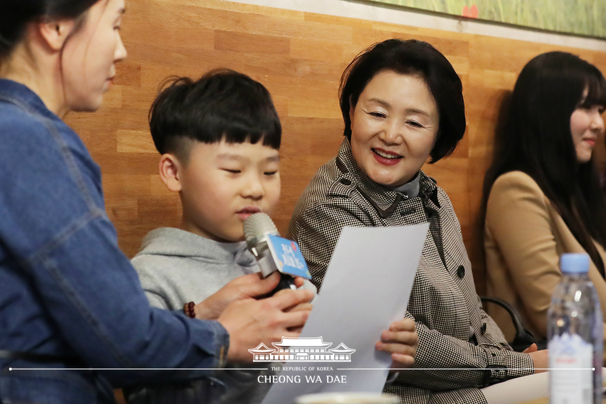 김정숙 여사, 영화 ‘칠곡가시나들’ 관람 및 간담회