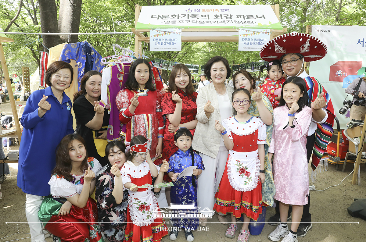 김정숙 여사, ‘세상모든가족, 함께’ 숲 속 나들이