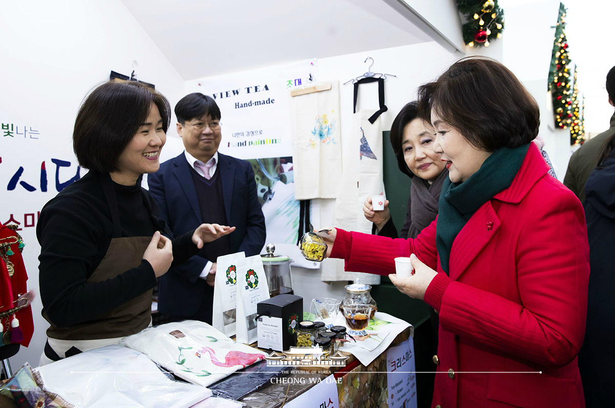 김정숙 여사, ‘가치삽시다, 크리스마스 마켓’ 및 어린이병원 방문	