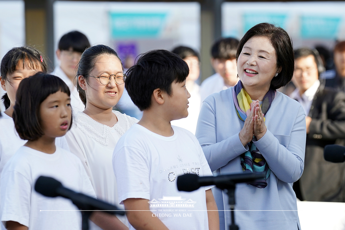 김정숙 여사, 부산에서 ‘세상모든가족함께 바다나들이’ 참석