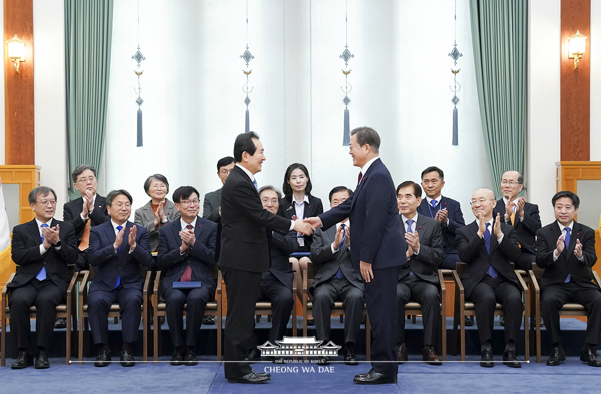 신임 국무총리 임명장 수여식 및 환담	