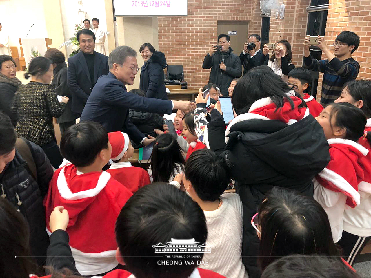 문 대통령 내외, 경남 양산시 덕계성당 성탄전야 미사