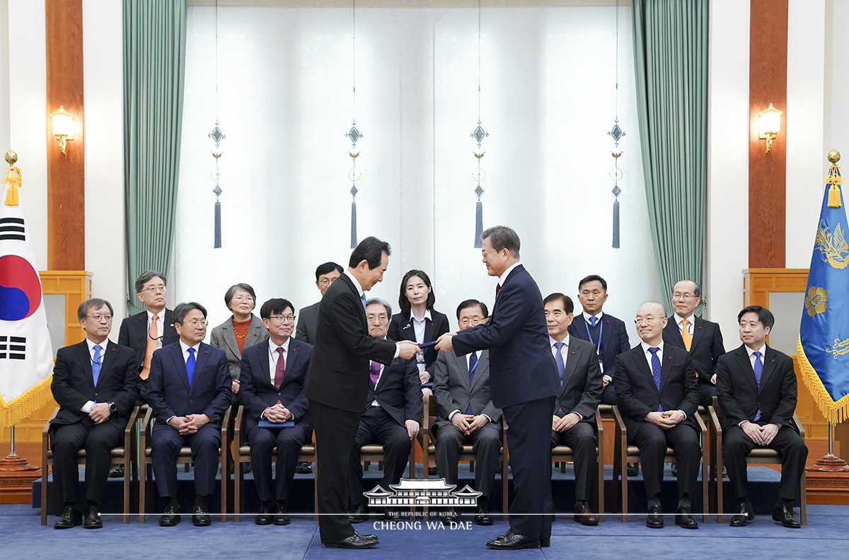 신임 국무총리 임명장 수여식 및 환담	