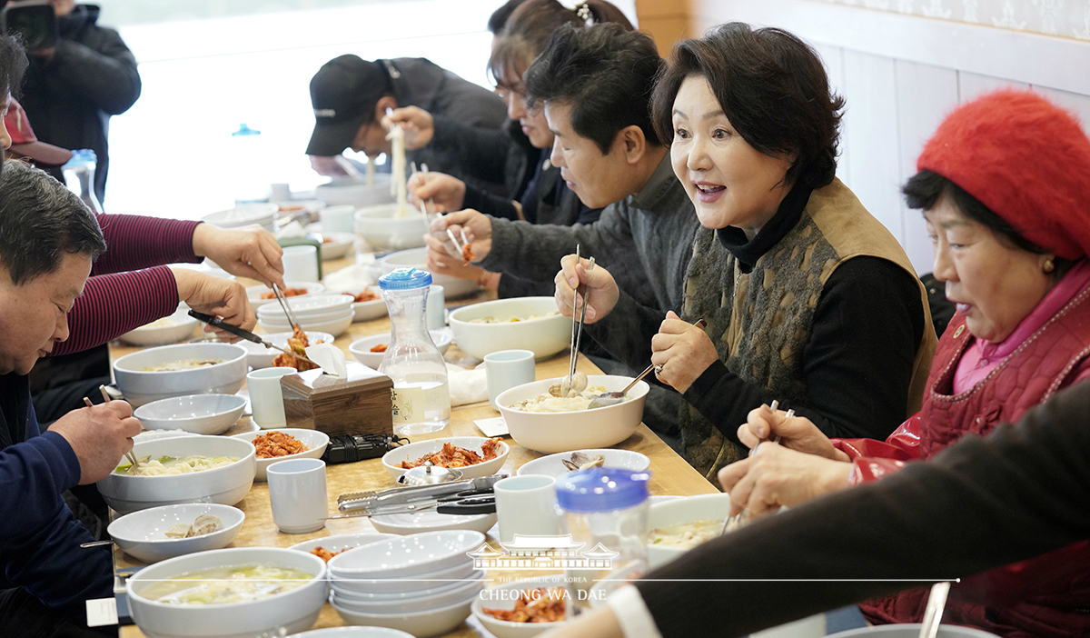 김정숙 여사, 동원전통종합시장 방문 및 상인 격려