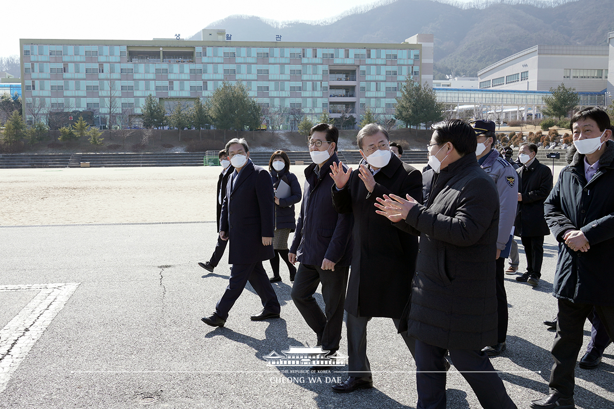 충남 아산 임시생활시설 방문 및 주민 오찬간담회, 전통시장 방문	