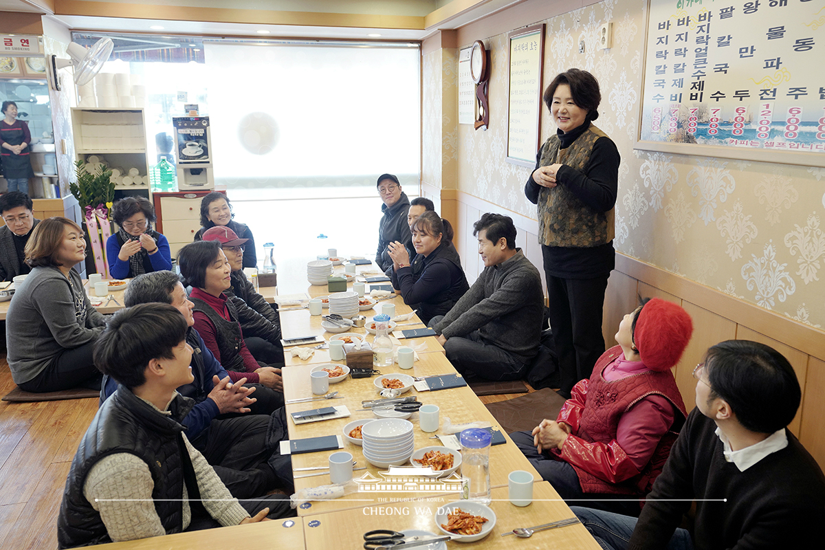 김정숙 여사, 동원전통종합시장 방문 및 상인 격려