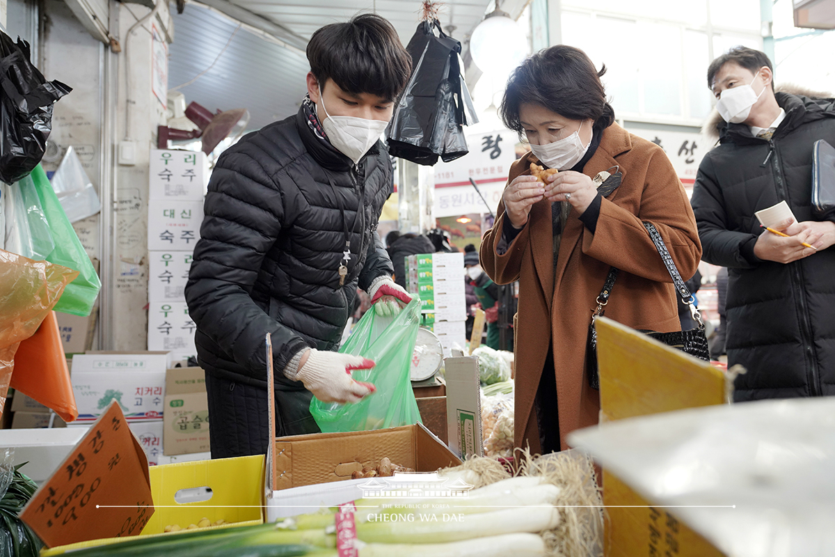 김정숙 여사, 동원전통종합시장 방문 및 상인 격려