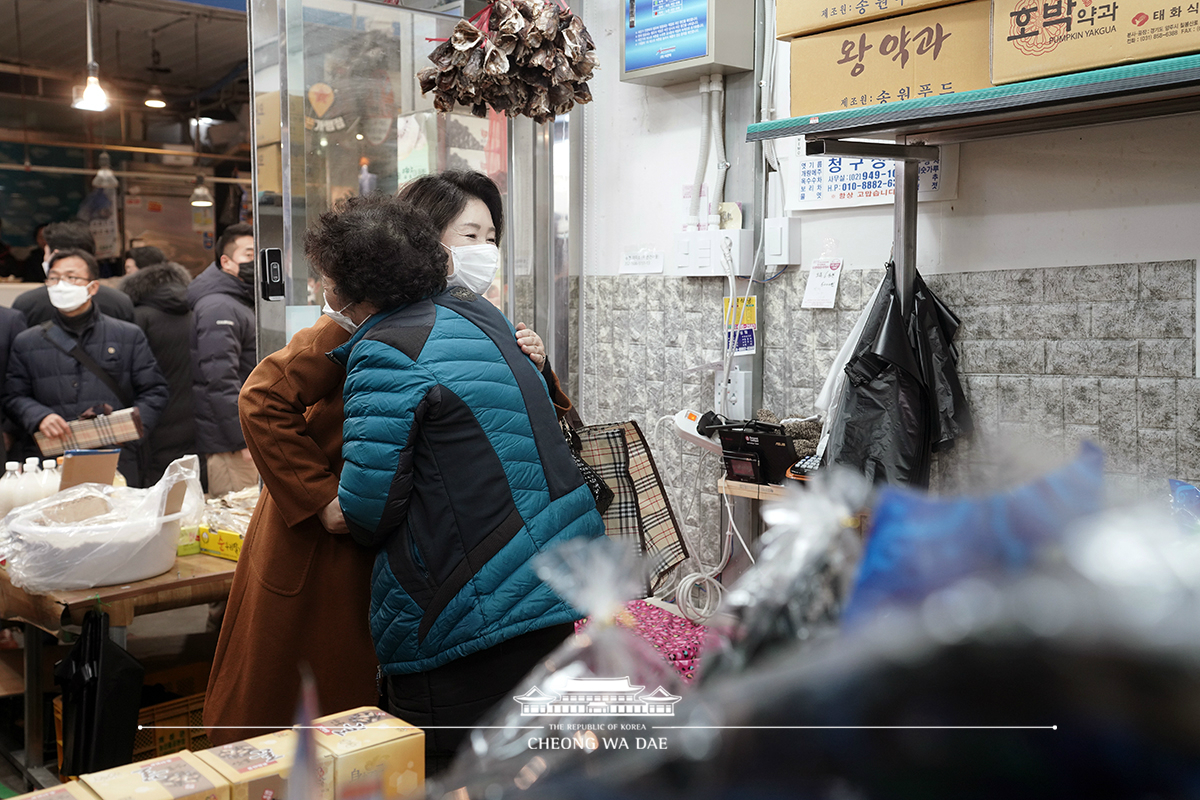 김정숙 여사, 동원전통종합시장 방문 및 상인 격려