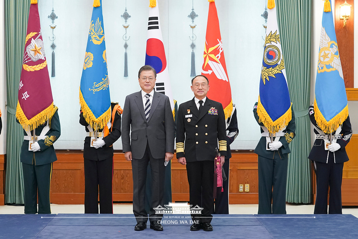 해군참모총장 진급 및 보직 신고