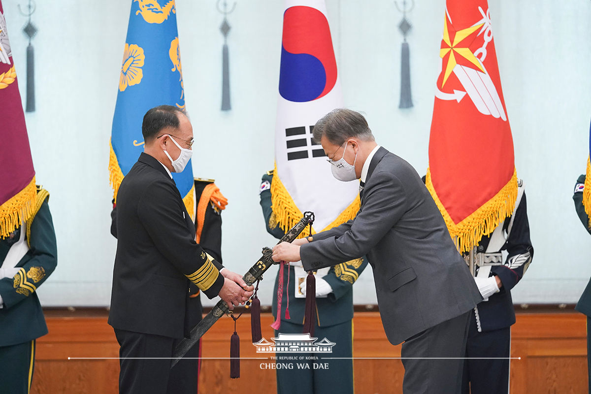 해군참모총장 진급 및 보직 신고