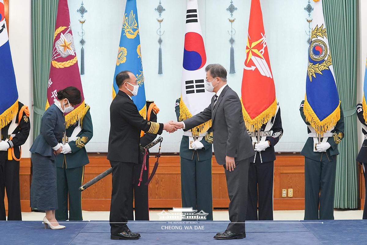 해군참모총장 진급 및 보직 신고