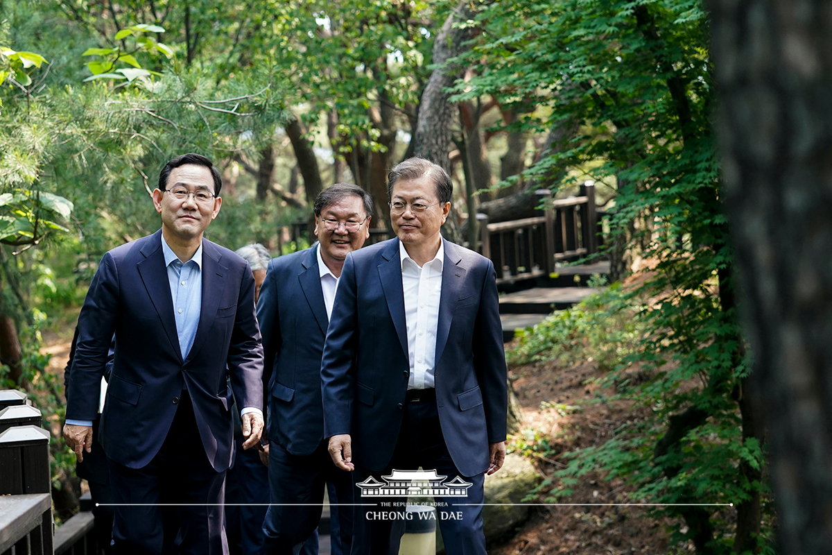 양당 원내대표 오찬 후 산책