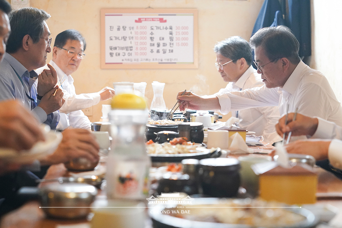 연휴기간 거리두기하며 식당 이용도 해주시길