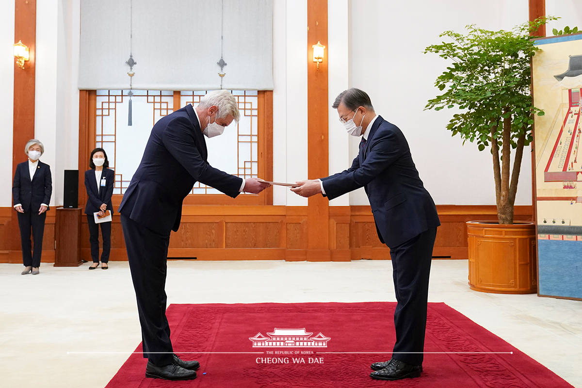 주한대사 신임장 제정식	