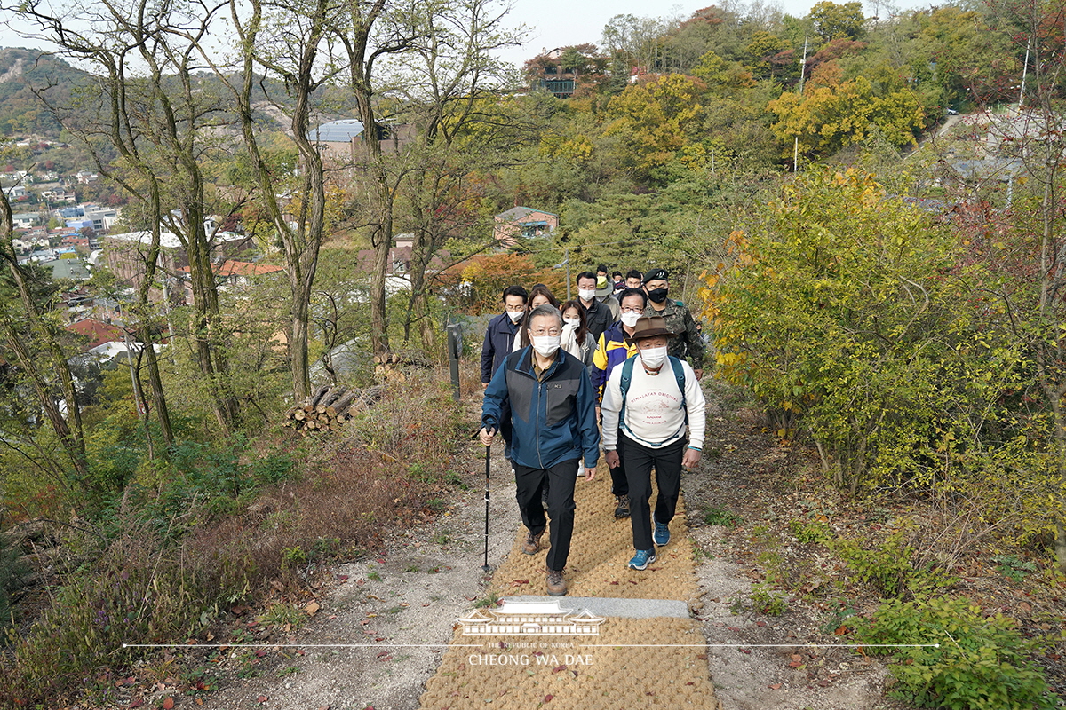 북악산 성곽 북측면 개방 산행