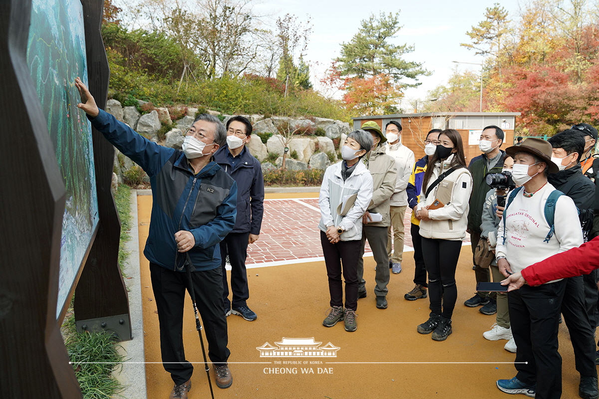 북악산 성곽 북측면 개방 산행