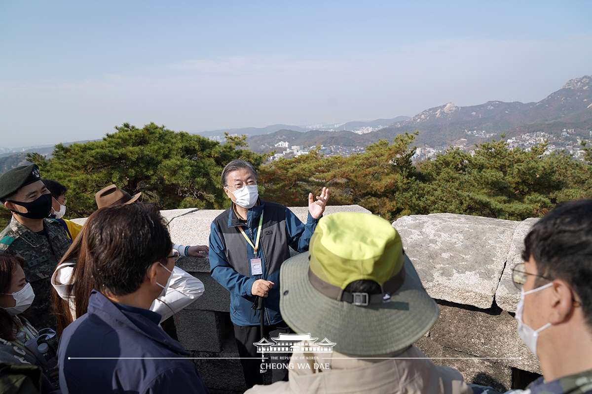 북악산 성곽 북측면 개방 산행