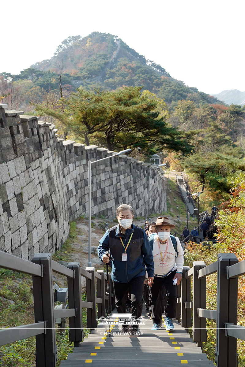 북악산 성곽 북측면 개방 산행