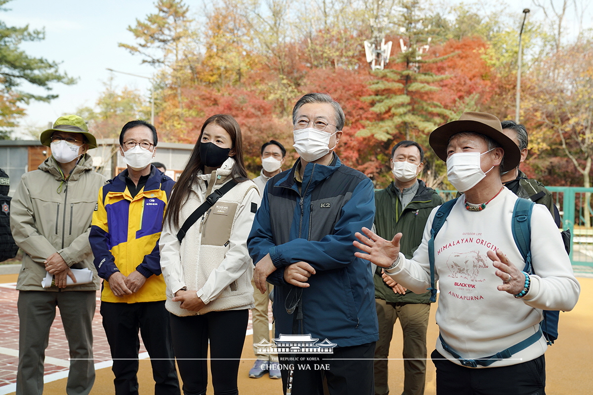 북악산 성곽 북측면 개방 산행