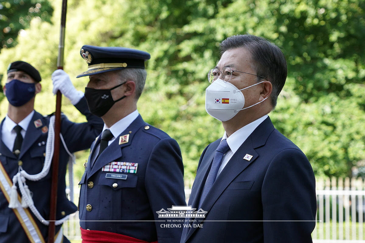 애국열사 추모탑 헌화