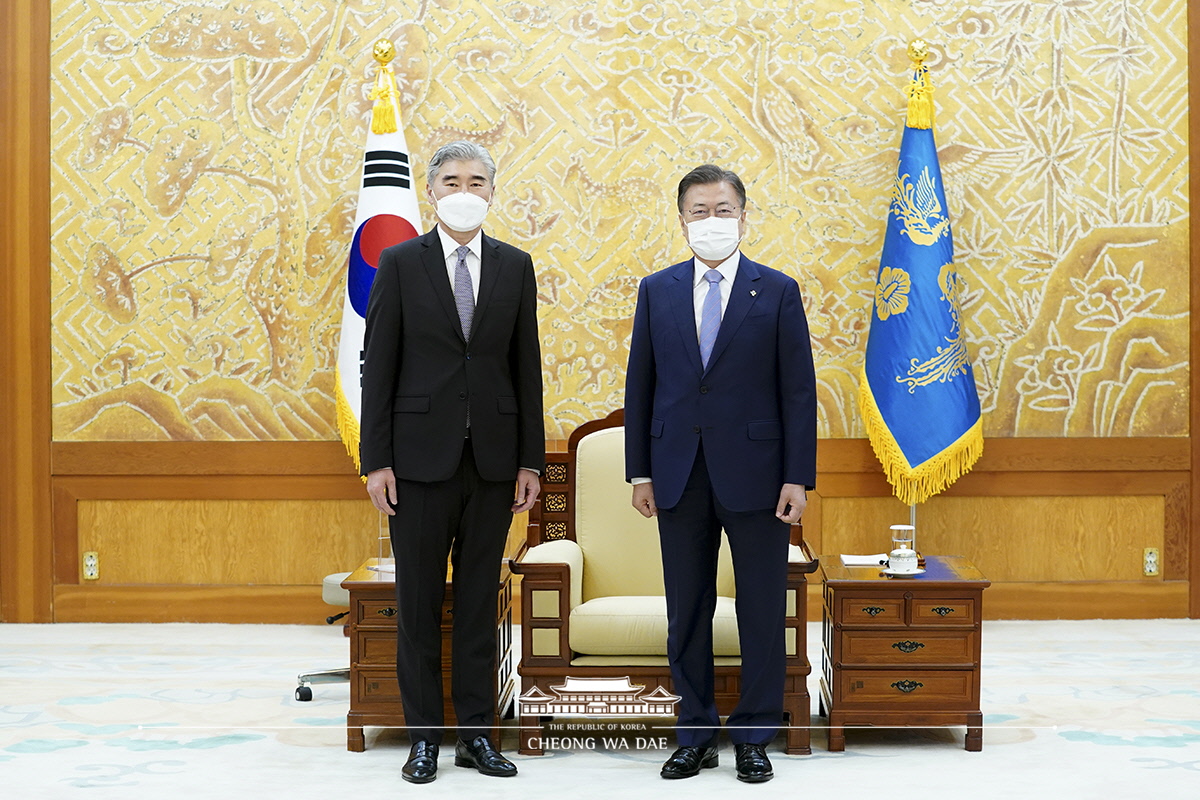 문재인 대통령, ‘성 김’ 미국 대북특별대표 접견 관련 서면브리핑 사진