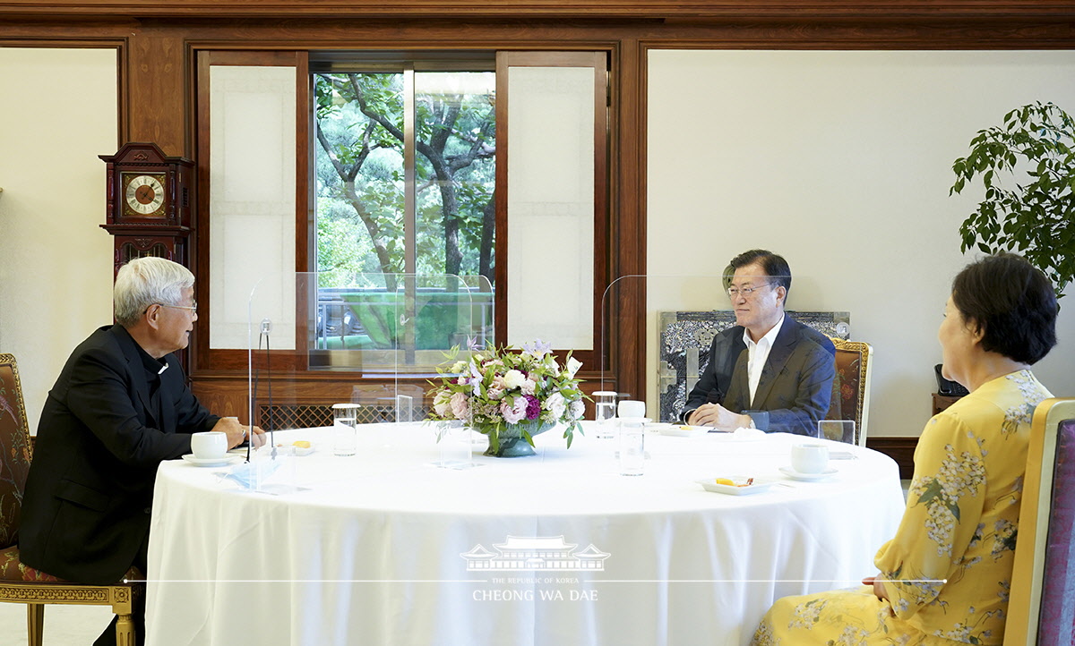 문 대통령, 유흥식 대주교 접견 관련 박경미 대변인 서면브리핑 사진