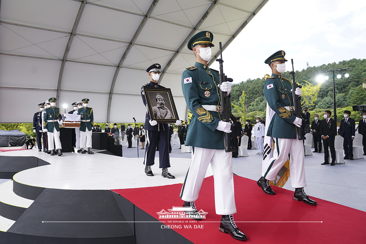 홍범도 장군 유해 안장식