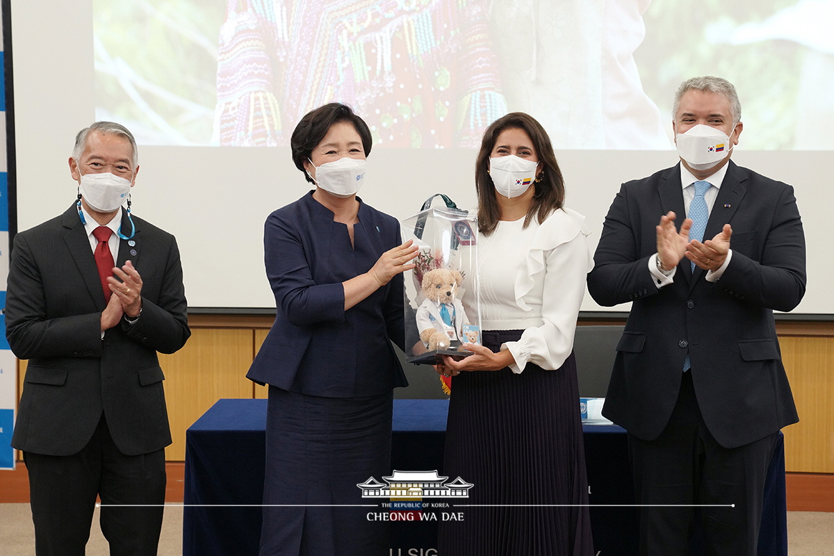 김정숙 여사, ‘두케’ 콜롬비아 대통령 내외와 국제백신연구소 방문 관련 서면 브리핑 사진