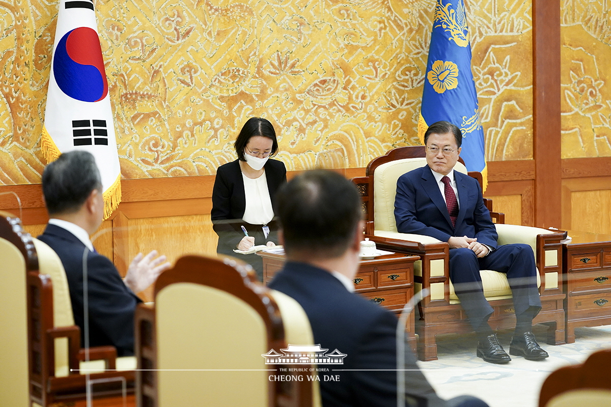 ‘왕이’ 중국 국무위원 겸 외교부장 접견