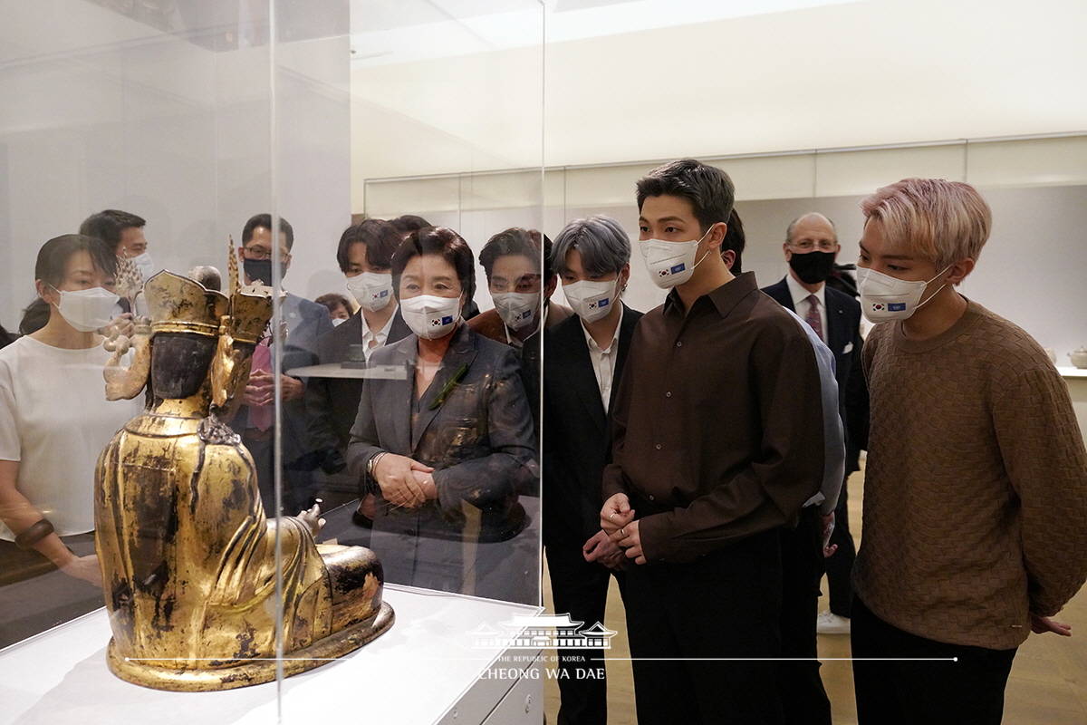 김정숙 여사, 메트로폴리탄 한국실 방문