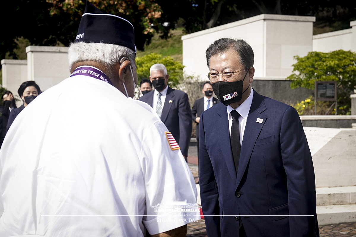 펀치볼 국립묘지 헌화