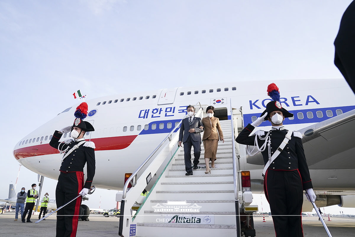 로마 공항 도착 행사