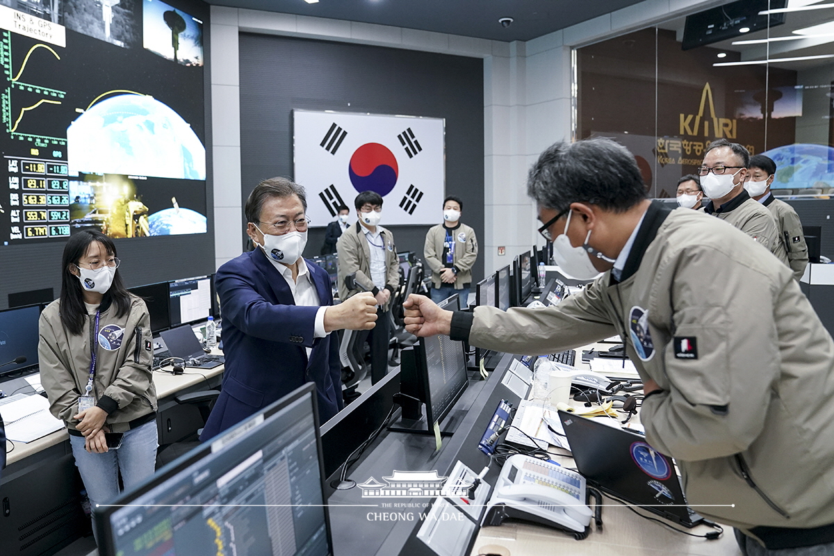 한국형발사체 누리호 발사 참관 및 연구자 격려