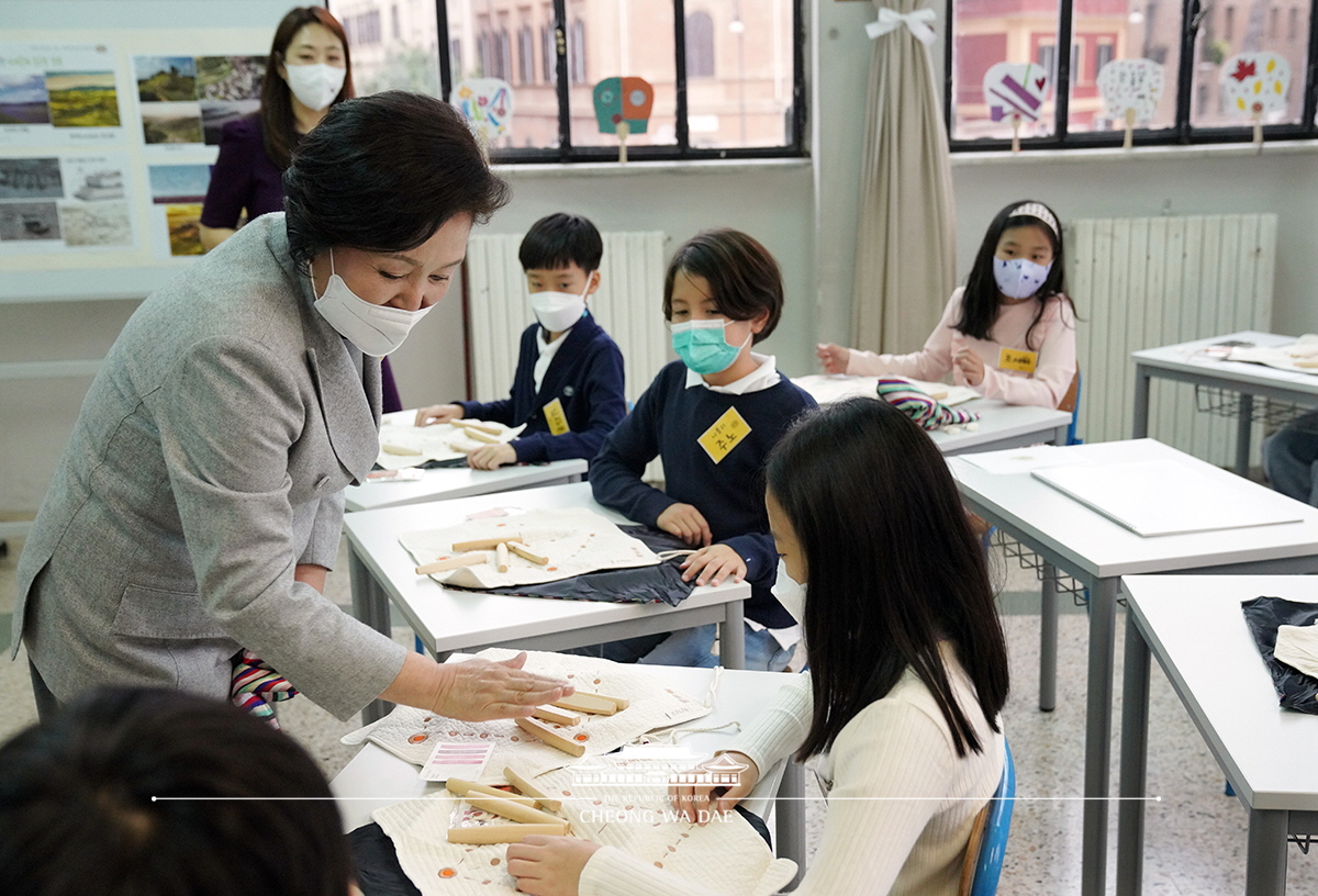 김정숙 여사, 로마 한글학교 역사․문화 수업 참관