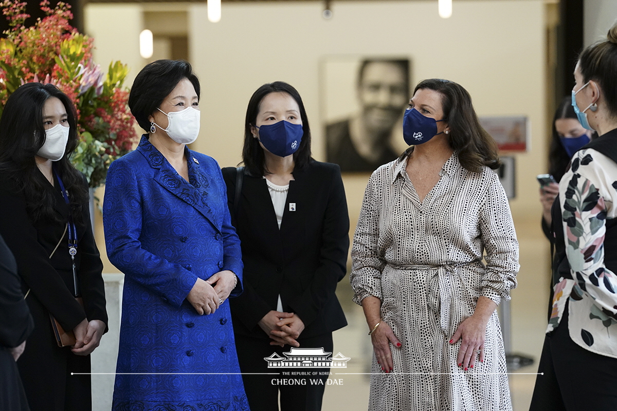 김정숙 여사와 호주 모리슨 총리 부인, ‘여성이 역사 만든다’ 관람 사진