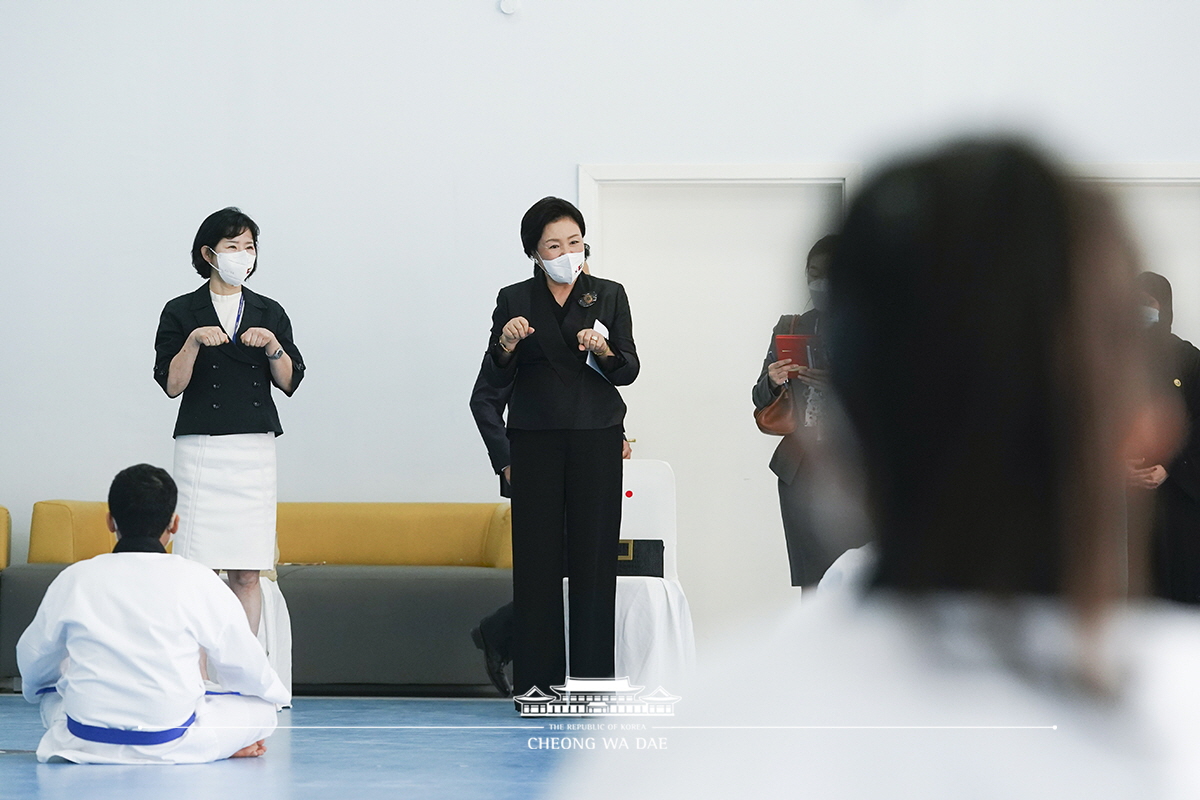 김정숙 여사, 샤르자에서 함께하는 청각장애인 태권도 수업 참관