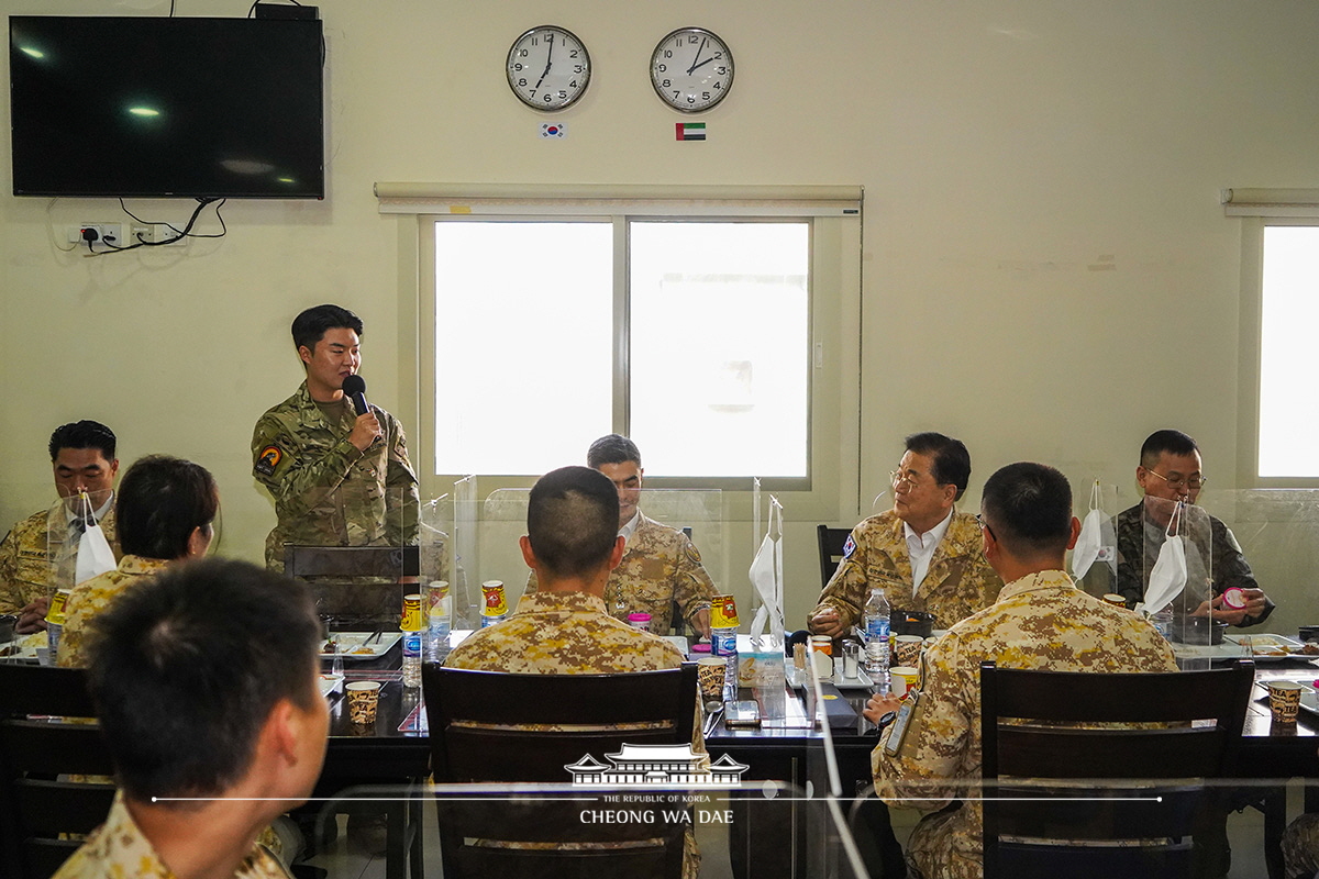 문재인 대통령이 UAE에 주둔중인 아크부대에 외교부장관 등을 보내 장병들을 격려했습니다 사진