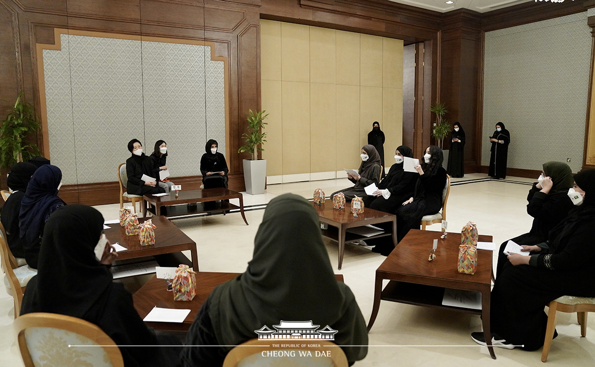 사우디 최초 여성대학 학생들과 통역 없이 우리말로 대화를 나눴습니다 사진