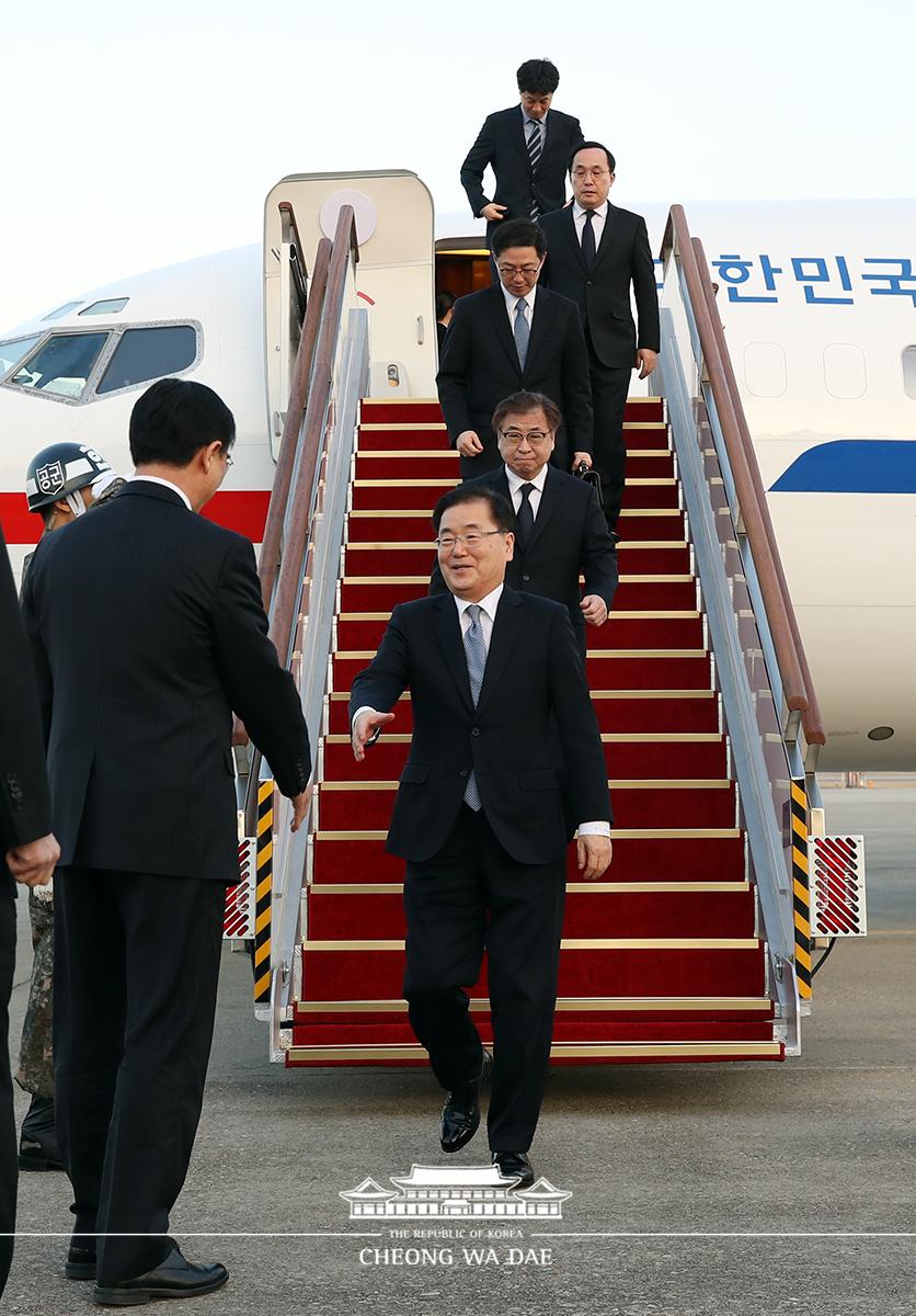 대북 특별사절 대표단 공항 도착