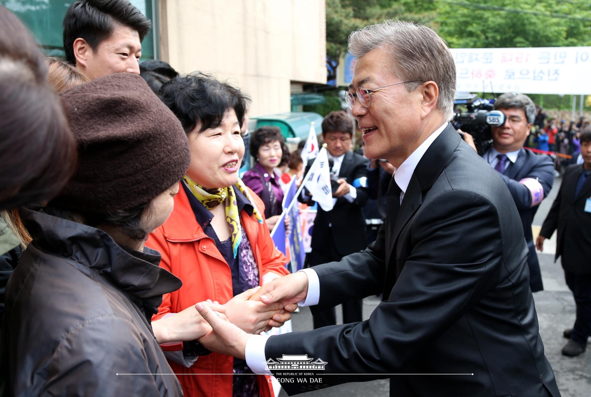 문재인대통령_출근_주민환송