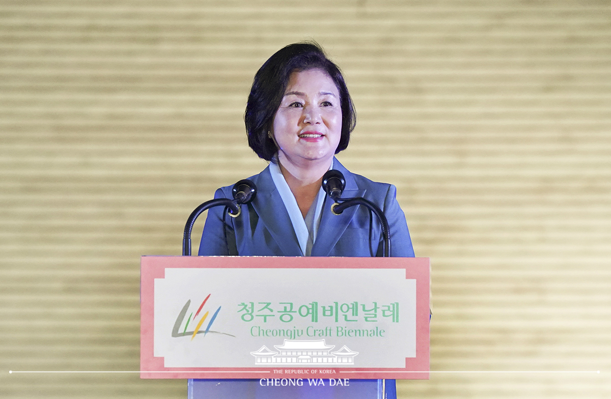 김정숙 여사, ‘청주공예비엔날레’ 전야제 참석