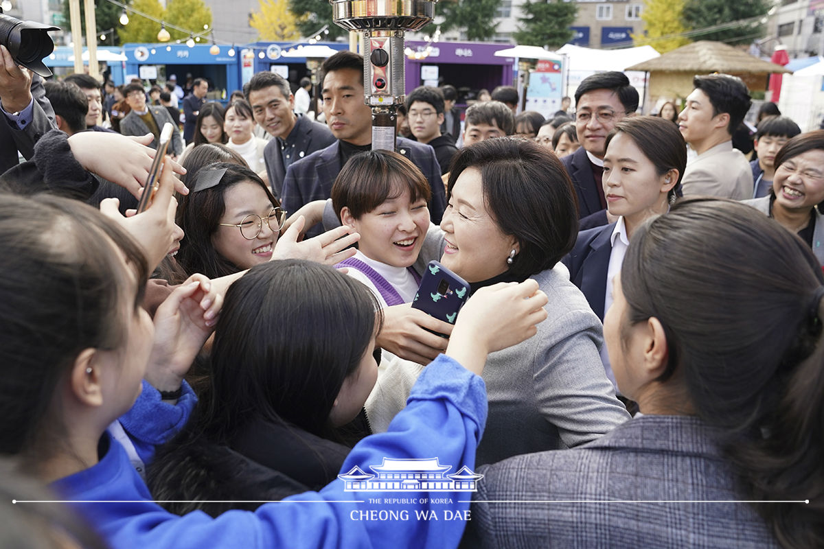 김정숙 여사, 한-아세안 푸드 스트리트 ‘아세안의 맛’ 방문