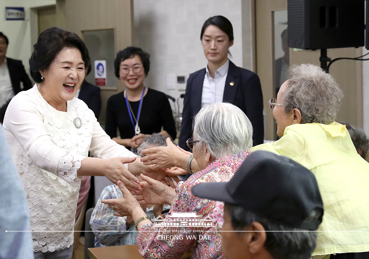 김정숙 여사, 주월동 경로당 방문