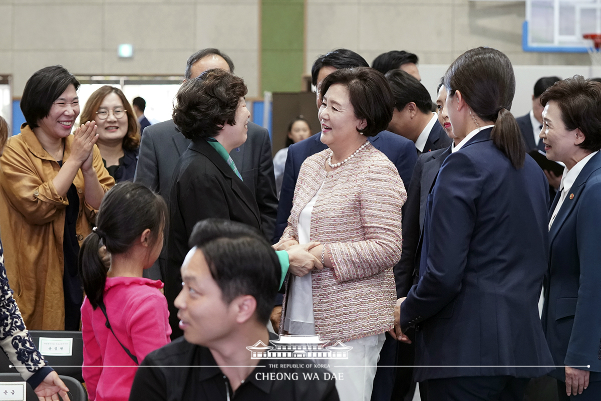 김정숙 여사, 아동주거복지현장 방문