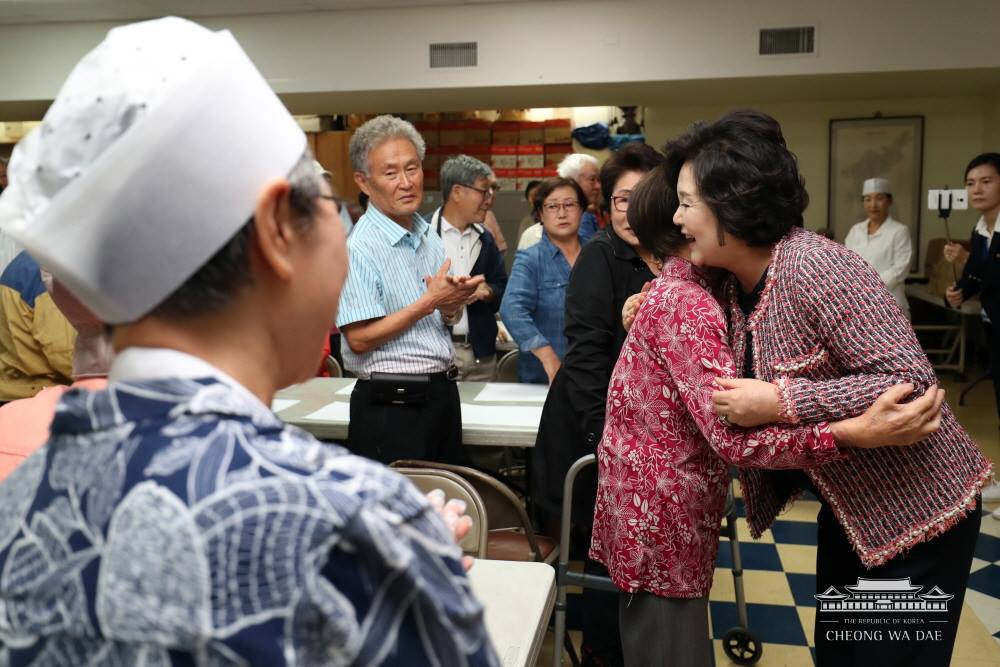  동포 어르신께 직접 담근 게장과 깍두기, 김치 대접한 김정숙 여사